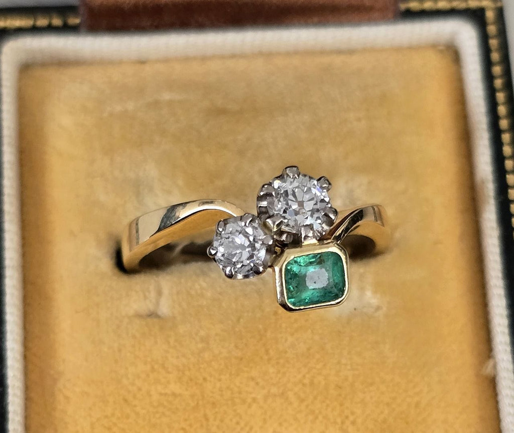 Antique 18ct gold toi et moi crossover ring with emerald-cut emerald and two Old European cut diamonds in jewellery box