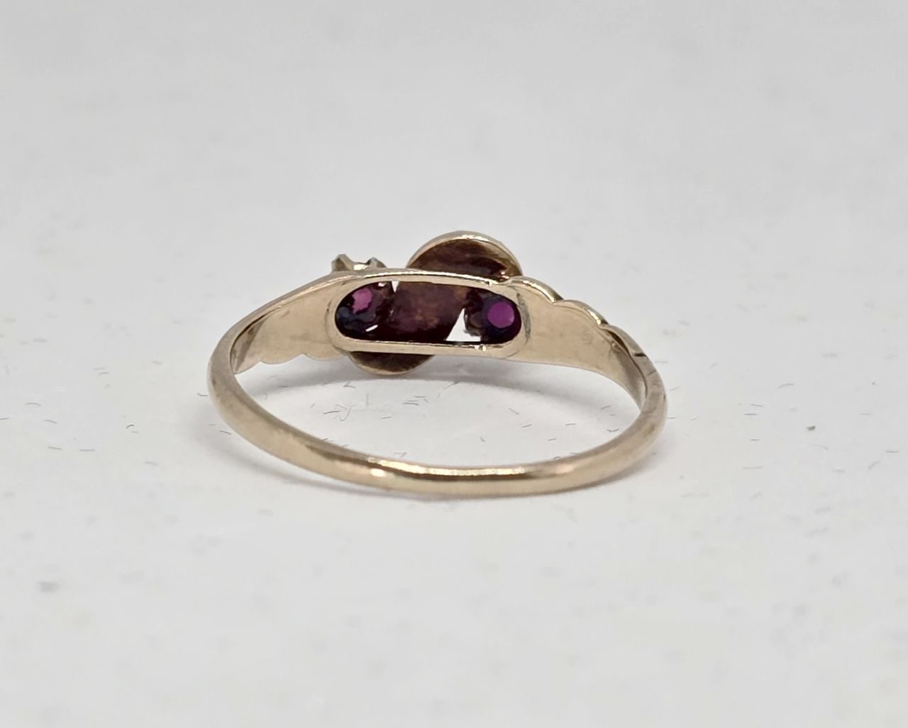 1930s Hammerman Brothers garnet and seed pearl gold ring, rear view showing band and setting