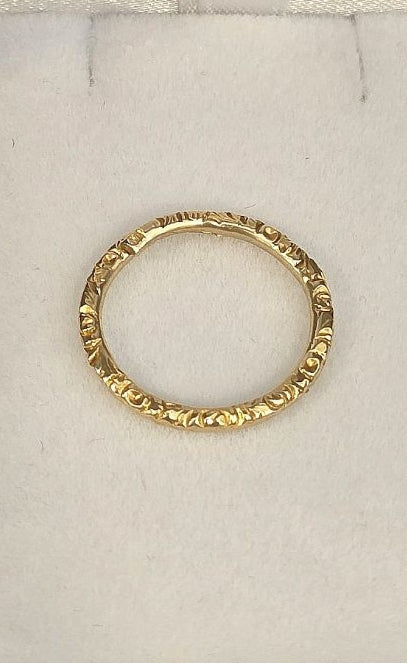 Georgian 12ct gold engraved split ring presented in black jewellery box