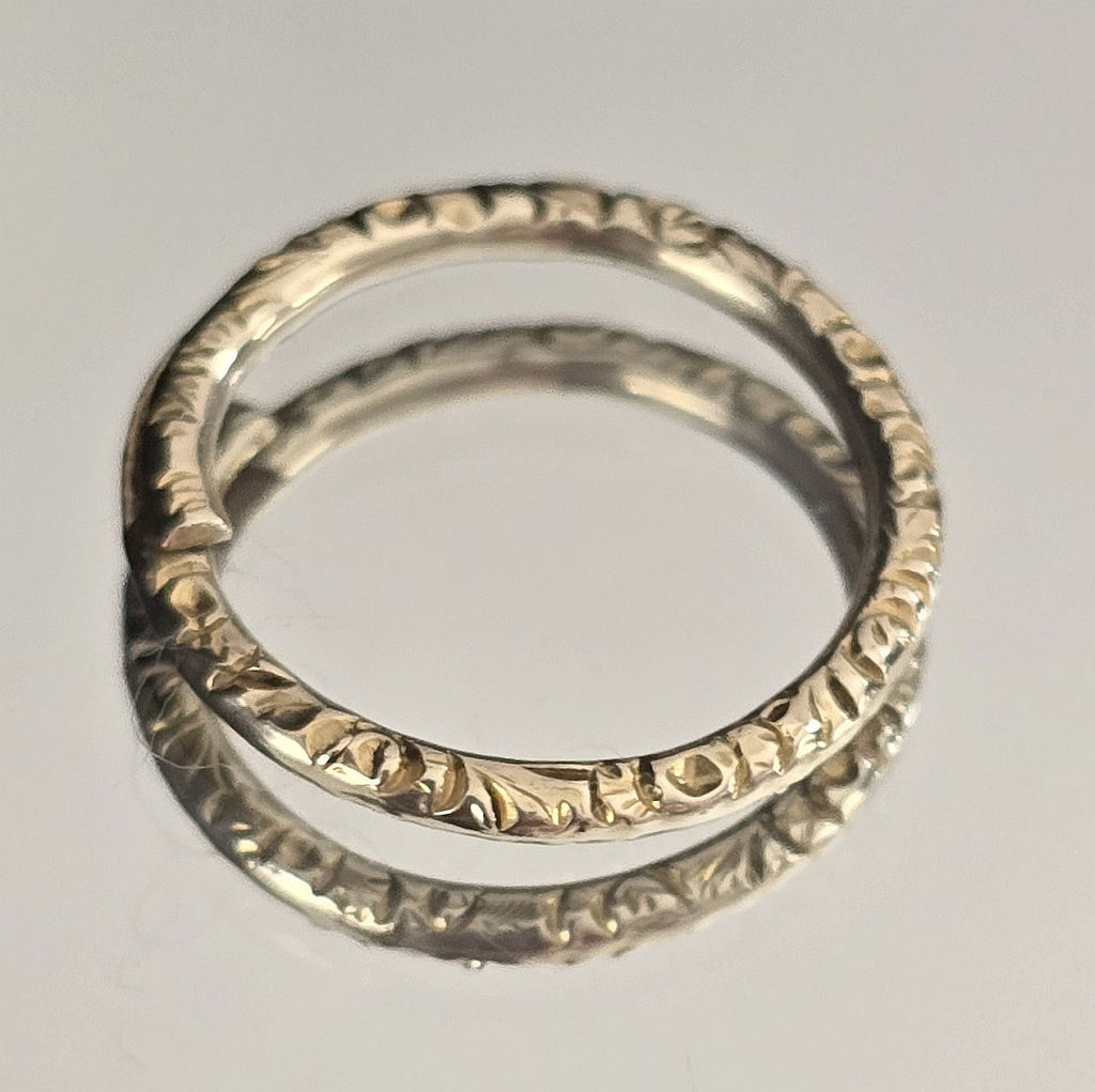 Georgian 12ct gold engraved split ring, top view showing continuous foliate engraving
