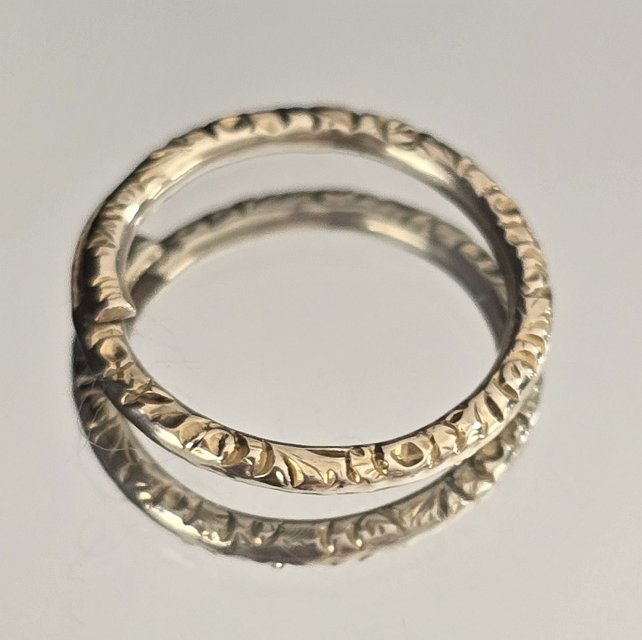 Georgian 12ct gold engraved split ring, top view showing continuous foliate engraving